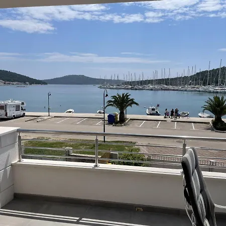 Seafront Marija With Terrace And Mooring 아파트 *