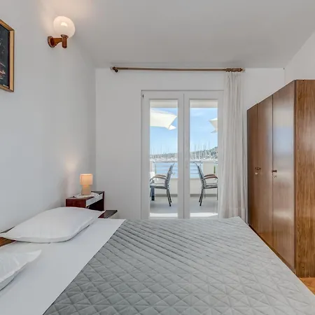 아파트 Seafront Marija With Terrace And Mooring 로고즈니차