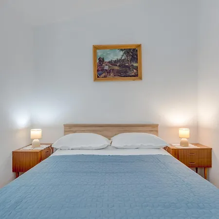 Seafront Marija With Terrace And Mooring 아파트