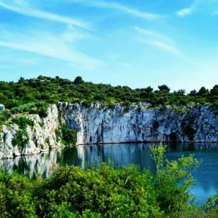 Seafront Marija With Terrace And Mooring 아파트