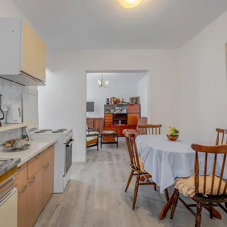 아파트 Seafront Marija With Terrace And Mooring