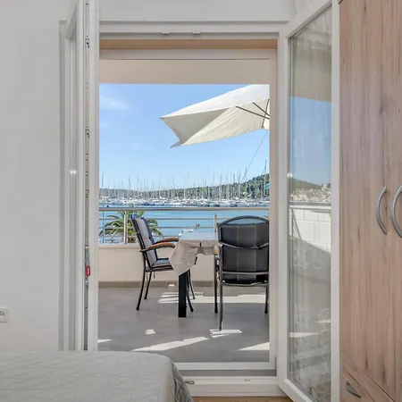 아파트 Seafront Marija With Terrace And Mooring 로고즈니차