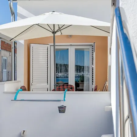 Seafront Marija With Terrace And Mooring 아파트 *