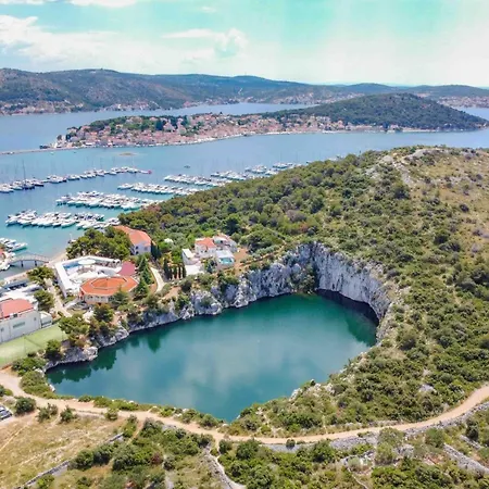 Seafront Marija With Terrace And Mooring 아파트