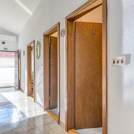 아파트 Seafront Marija With Terrace And Mooring