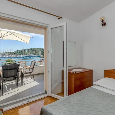 Seafront Marija With Terrace And Mooring דירה *