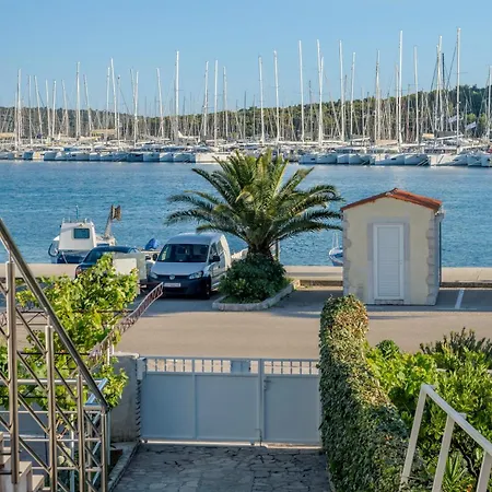 아파트 Seafront Marija With Terrace And Mooring 로고즈니차