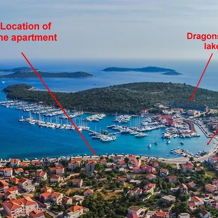 아파트 Seafront Marija With Terrace And Mooring 로고즈니차