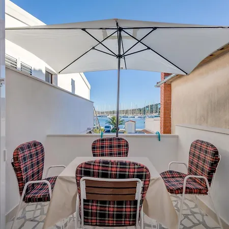 Seafront Marija With Terrace And Mooring 아파트