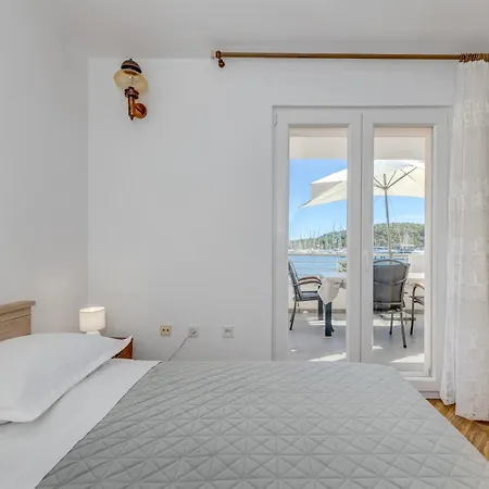 아파트 Seafront Marija With Terrace And Mooring 로고즈니차