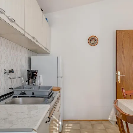 Seafront Marija With Terrace And Mooring 아파트