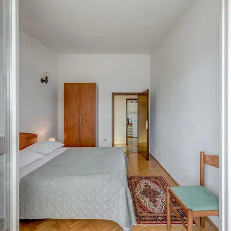 Seafront Marija With Terrace And Mooring 아파트