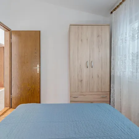 아파트 Seafront Marija With Terrace And Mooring