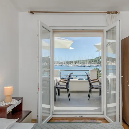 Seafront Marija With Terrace And Mooring 아파트 로고즈니차