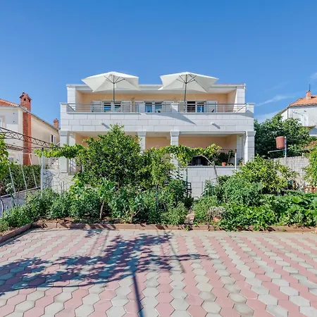 Seafront Marija With Terrace And Mooring 아파트 로고즈니차