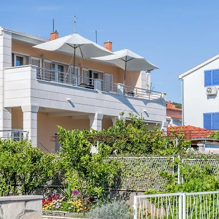 Seafront Marija With Terrace And Mooring 아파트