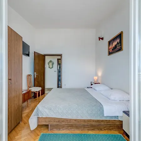 아파트 Seafront Marija With Terrace And Mooring