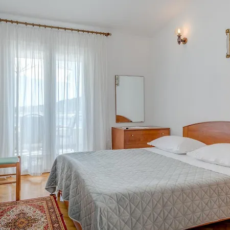 아파트 Seafront Marija With Terrace And Mooring 로고즈니차