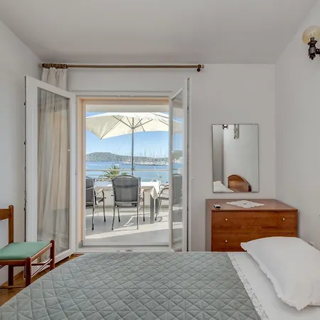 Seafront Marija With Terrace And Mooring * 로고즈니차