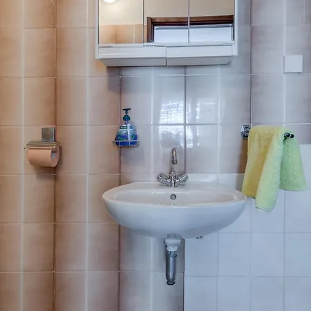 Seafront Marija With Terrace And Mooring 아파트