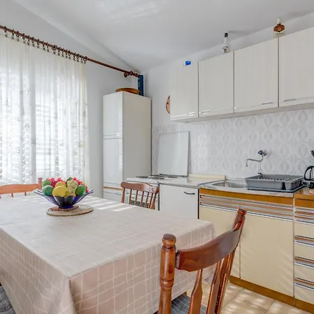 아파트 Seafront Marija With Terrace And Mooring