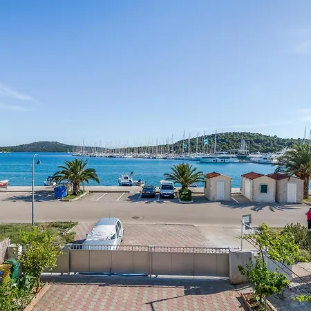 Seafront Marija With Terrace And Mooring 아파트