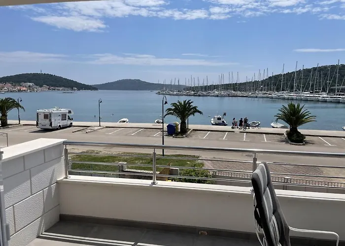 Seafront Marija With Terrace And Mooring Appartement *