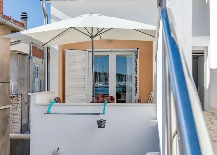 Seafront Marija With Terrace And Mooring Appartement *