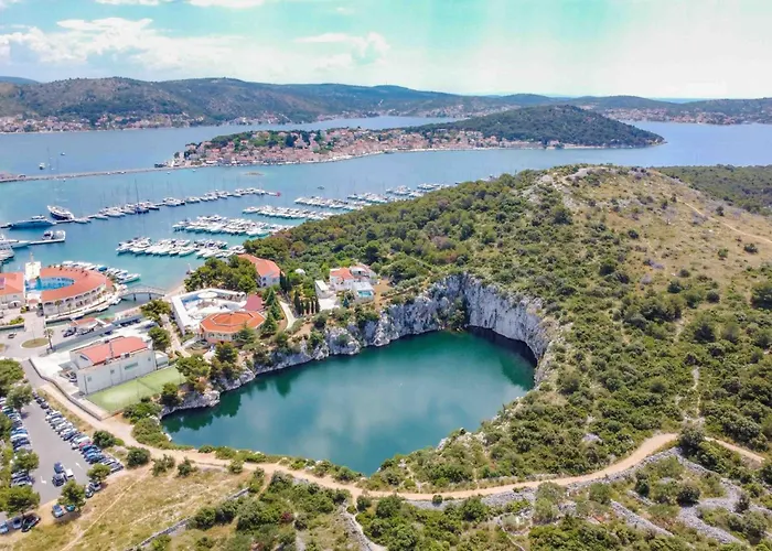 Seafront Marija With Terrace And Mooring Appartement