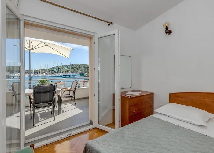 Seafront Marija With Terrace And Mooring Appartement *