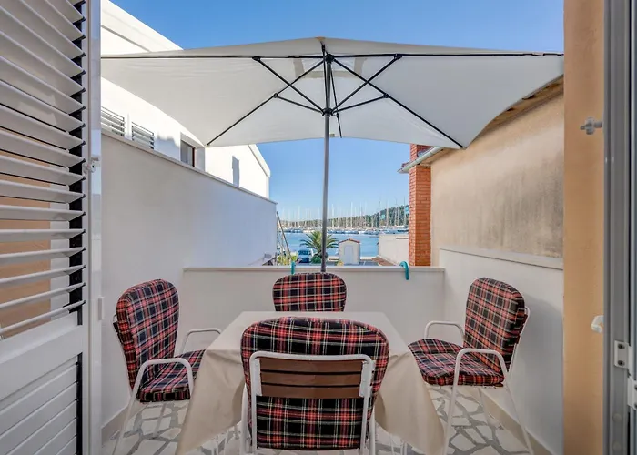 Seafront Marija With Terrace And Mooring アパート