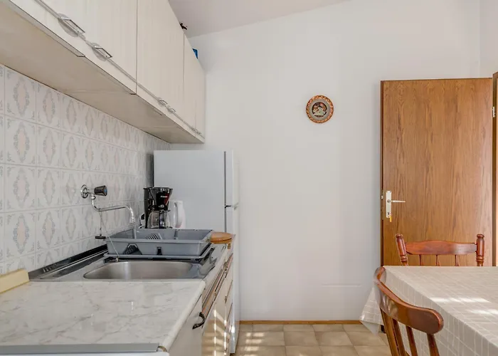 Seafront Marija With Terrace And Mooring アパート