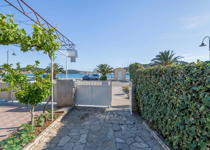 Seafront Marija With Terrace And Mooring Appartement *