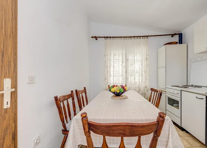 Seafront Marija With Terrace And Mooring Appartement *