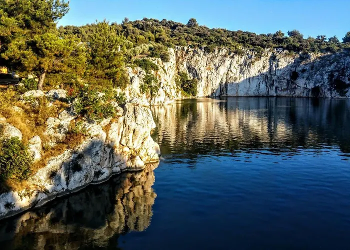 Seafront Marija With Terrace And Mooring Appartement *